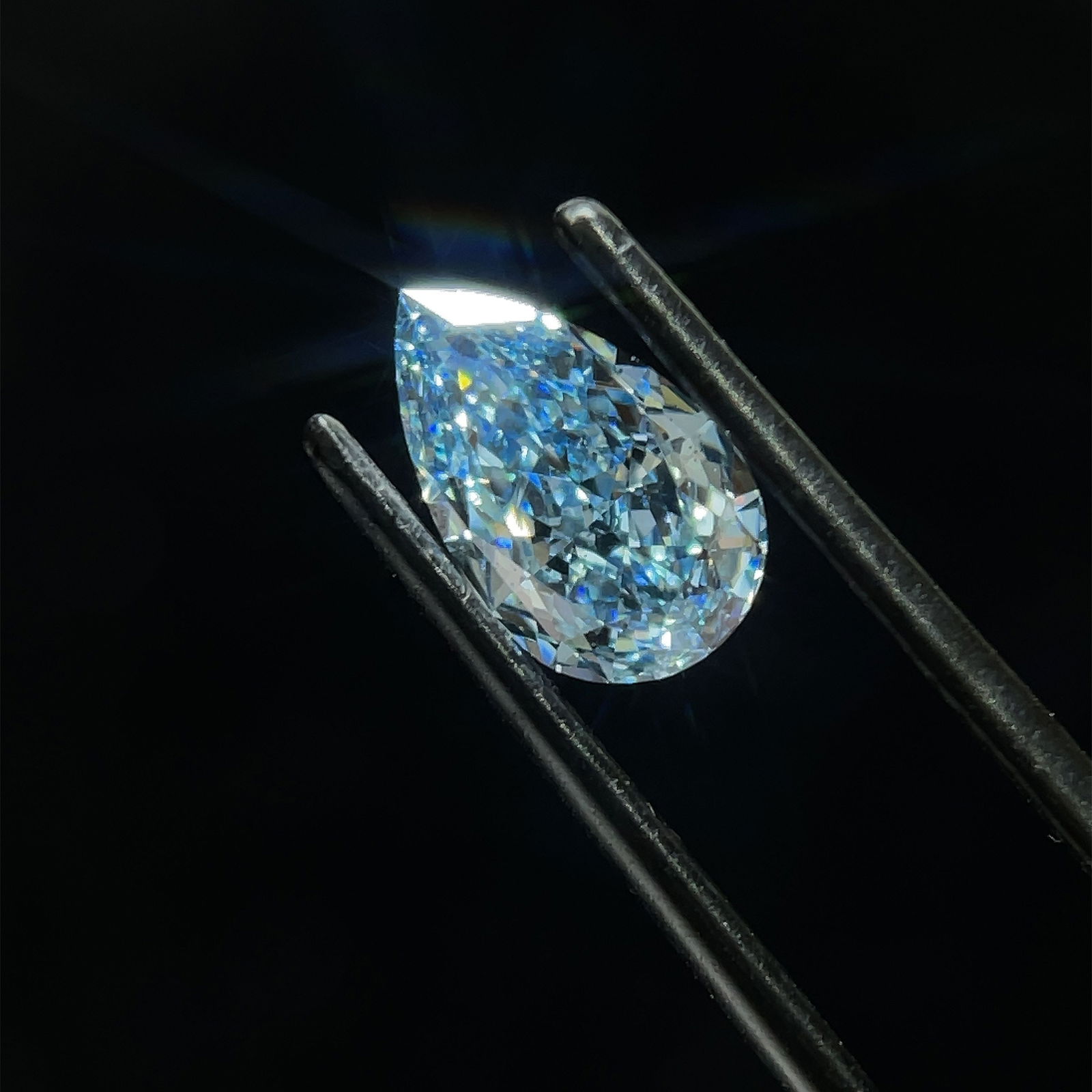 Loose Diamond - PEAR 1.57ct Blue SI1: Loose Diamond - PEAR 1.57ct Blue SI1 Source: This is a real non-mined Diamond that has been grown in a lab Shape: PEAR Carats: 1.57 Color: Blue Certification: NONE PLEASE NOTE: Framed, Large, or heavy