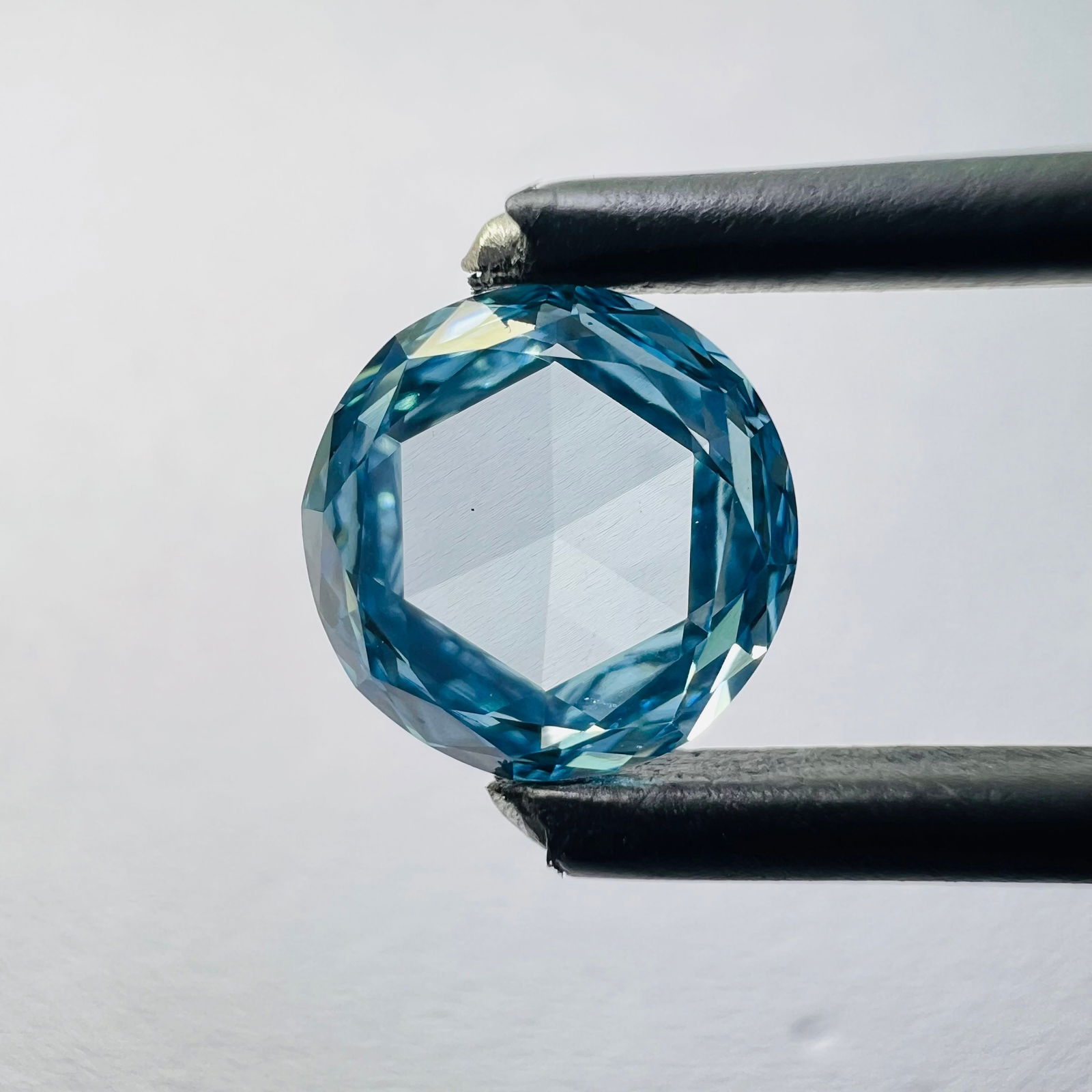 Loose Diamond - ROSE 1.11ct Blue VS1: Loose Diamond - ROSE 1.11ct Blue VS1 Source: This is a real non-mined Diamond that has been grown in a lab Shape: ROSE Carats: 1.11 Color: Blue Certification: NONE Video: