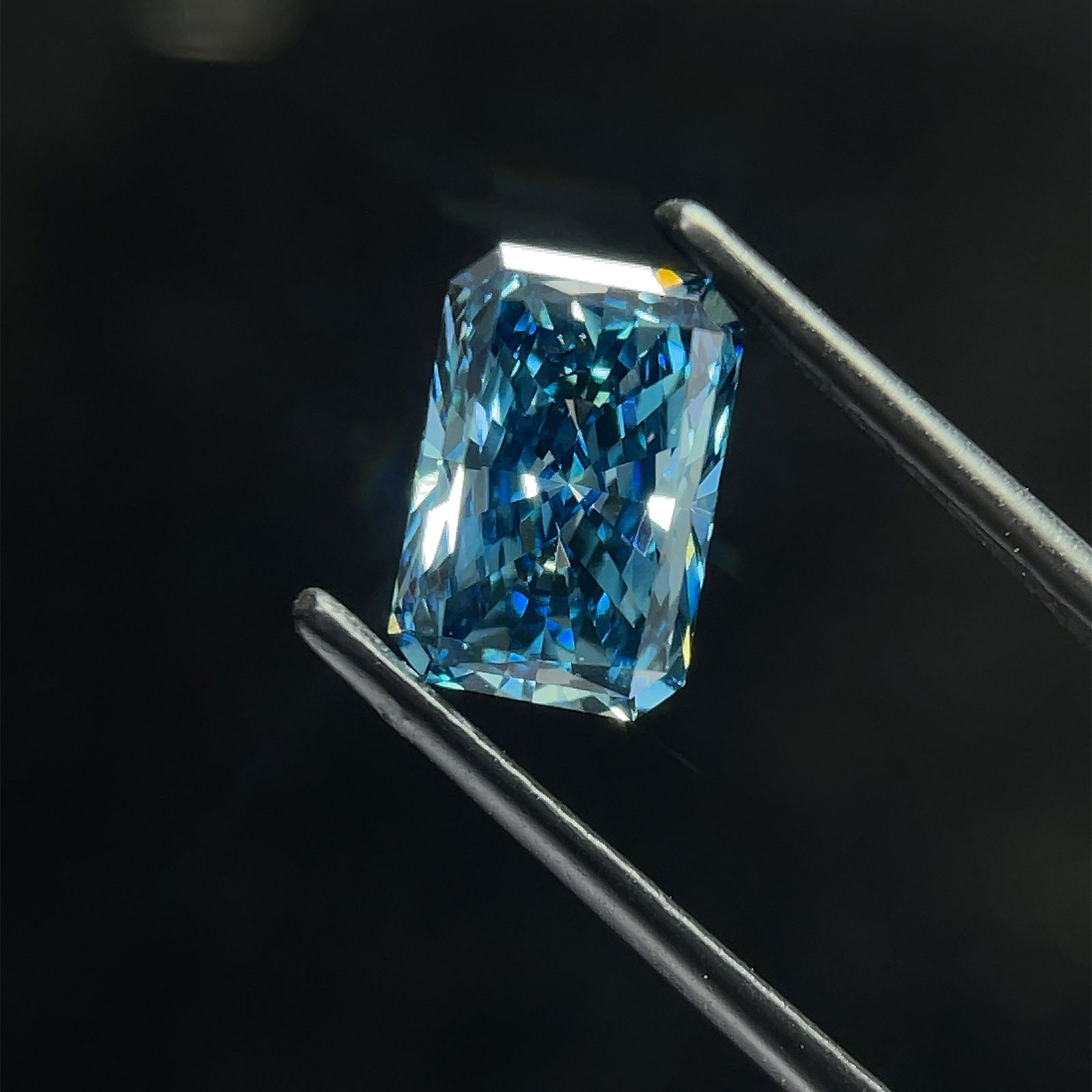 Loose Diamond - RADIANT 2.51ct Blue VS2: Loose Diamond - RADIANT 2.51ct Blue VS2 Source: This is a real non-mined Diamond that has been grown in a lab Shape: RADIANT Carats: 2.51 Color: Blue Certification: NONE PLEASE NOTE: Framed, Large, or