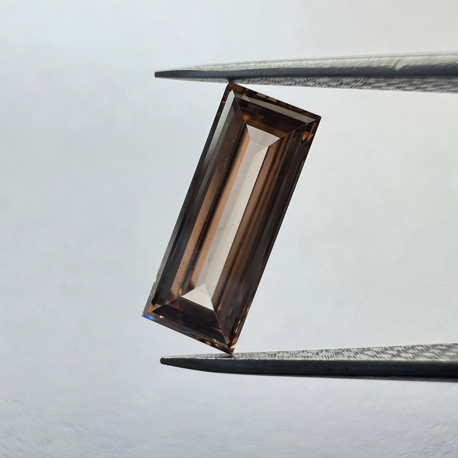 Loose Diamond - BAGUETTE 0.91ct Brown VS1: Loose Diamond - BAGUETTE 0.91ct Brown VS1 Source: This is a real non-mined Diamond that has been grown in a lab Shape: BAGUETTE Carats: 0.91 Color: Brown Certification: NONE PLEASE NOTE: Framed, Large