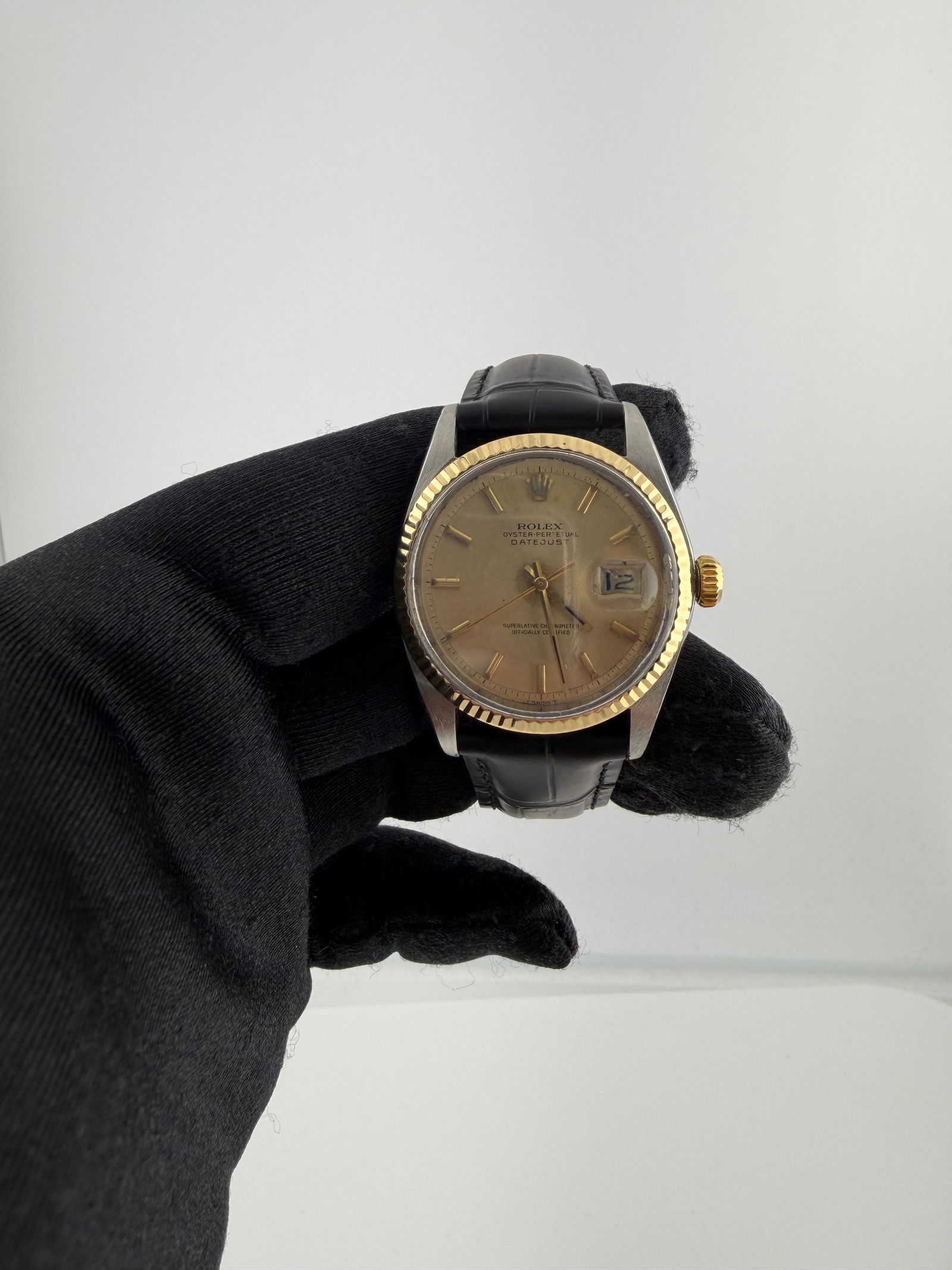 Champagne Stick Dial Mens Watch Aftermarket Jubilee Bracelet Ref 1601: Champagne Stick Dial Mens Watch Aftermarket Jubilee Bracelet Ref 1601 This men's Rolex Datejust watch features a champagne stick dial and fluted bezel, complemented by an aftermarket Jubilee bracelet.