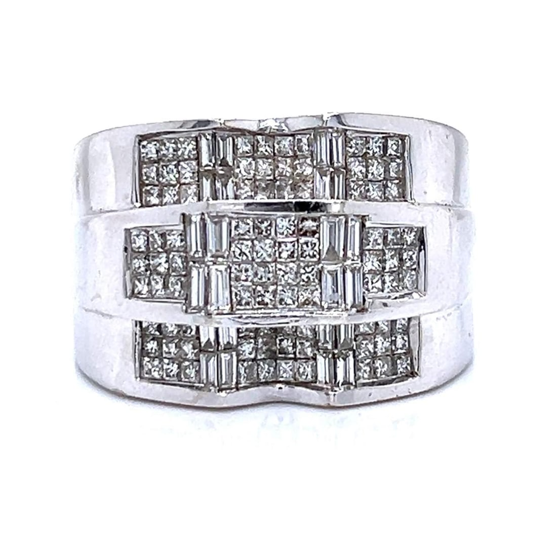 Stunning 14k White Gold 2.30 Ct Diamond Ring with 94 Princess Cuts: Stunning 14k White Gold 2.30 Ct Diamond Ring with 94 Princess Cuts This exquisite 14k White Gold Diamond Ring showcases a stunning total carat weight of 2.30 Ct. It features a dazzling arrangement of