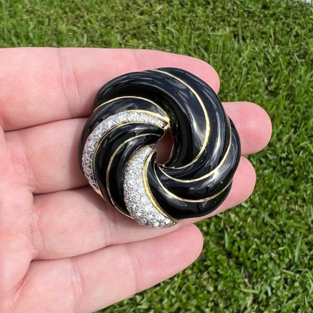 David Webb 18K Yellow Gold Diamond Brooch 36 Diamonds 2.00 Ct: David Webb 18K Yellow Gold Diamond Brooch 36 Diamonds 2.00 Ct This exquisite David Webb brooch is crafted from 18K yellow gold and adorned with a stunning array of 36 diamonds. Weighing approximately