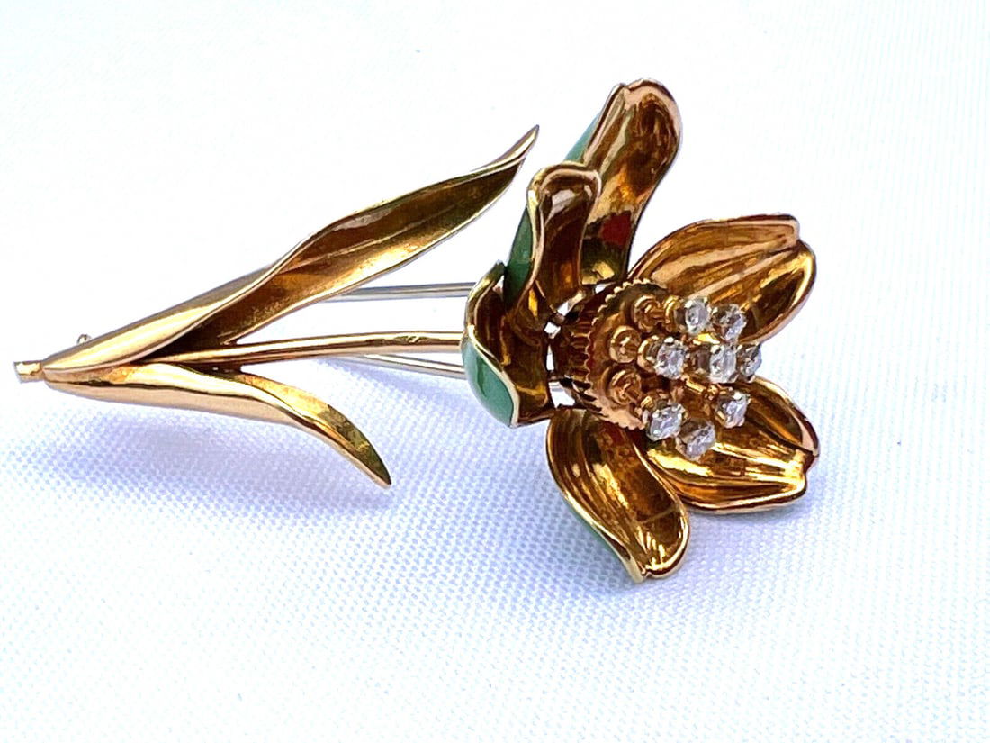French 18K Yellow Gold Enamel Diamond Flower Brooch: French 18K Yellow Gold Enamel Diamond Flower Brooch This exquisite French brooch is crafted from 18K yellow gold and adorned with intricate enamel work and dazzling diamonds. The design features a flo