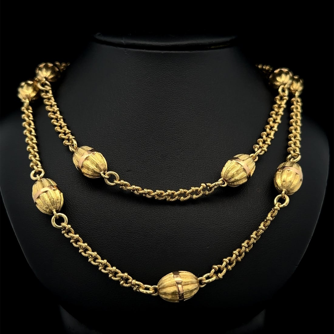Italian 18k Yellow Gold 40 Inch Textured Cable Link Necklace: Italian 18k Yellow Gold 40 Inch Textured Cable Link Necklace This exquisite necklace features a stunning design crafted from solid 18k yellow gold, sourced from Italy. The 40-inch long textured cable