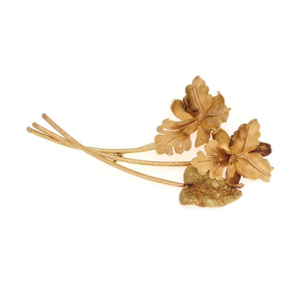 Vintage 18k Yellow Gold Triple Flower Leaf Brooch with Safety Clasp: Vintage 18k Yellow Gold Triple Flower Leaf Brooch with Safety Clasp This exquisite vintage brooch is crafted from 18k yellow gold, showcasing a delicate design of flowers and leaves mounted on elegant