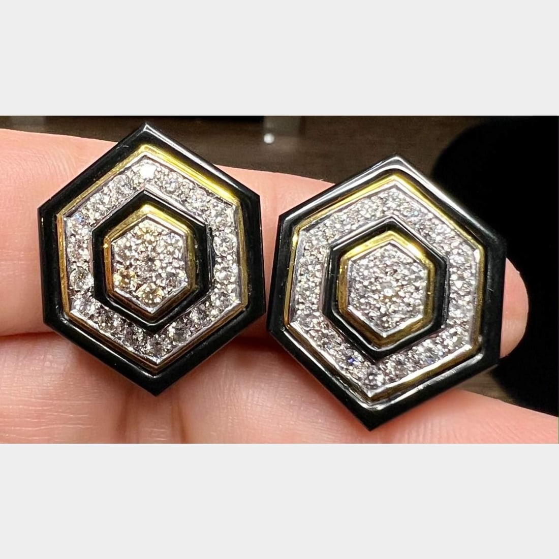 Elegant 18K Yellow Gold Diamond Earrings 50 Diamonds 2.00 Ct F-G VVS-VS: Elegant 18K Yellow Gold Diamond Earrings 50 Diamonds 2.00 Ct F-G VVS-VS These exquisite 18K yellow gold diamond earrings are a stunning addition to any jewelry collection. Featuring a total of 50 diam