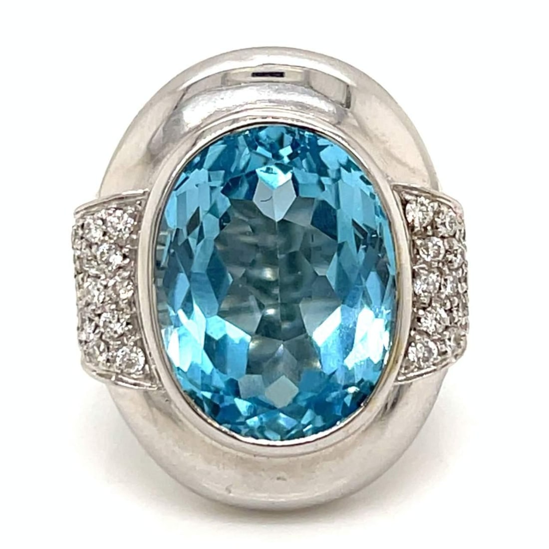 Exquisite 18K White Gold Topaz 22.00 Ct Diamond Ring: Exquisite 18K White Gold Topaz 22.00 Ct Diamond Ring This stunning 18K White Gold ring features a captivating topaz and diamond design. The ring weighs 28.1 grams and showcases an impressive approxima