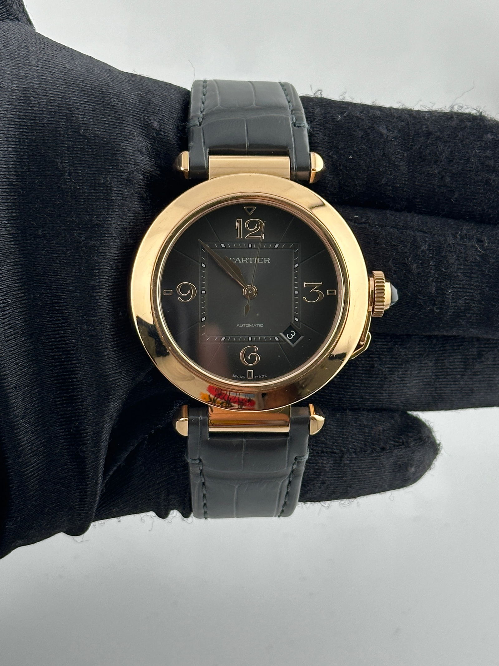 Pasha Reference 4438 Watch with Grey Dial and Leather Strap: Pasha Reference 4438 Watch with Grey Dial and Leather Strap This Cartier Pasha wristwatch features a grey dial and a classic leather bracelet. Designed as a unisex model, it is part of the Pasha serie