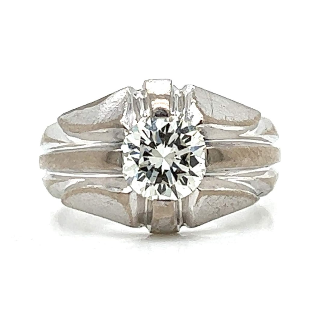 Art Deco Platinum Ring 1.10 Ct Diamond J-K VVS1: Art Deco Platinum Ring 1.10 Ct Diamond J-K VVS1 This exquisite Art Deco ring is crafted in platinum and features a stunning diamond weighing approximately 1.10 carats. The diamond showcases a J-K
