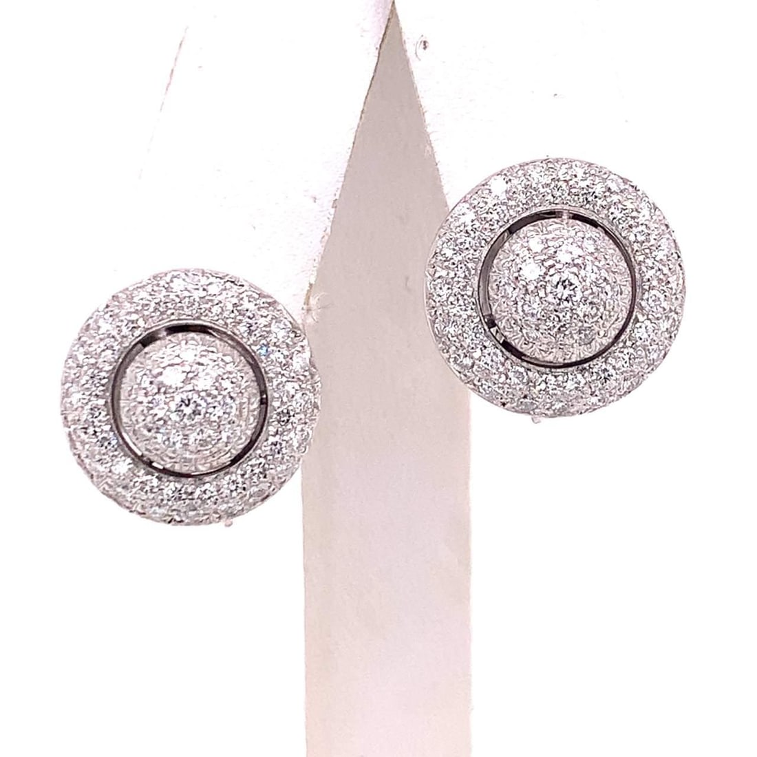 Stunning 18k White Gold 2.50-3.00 ct Diamond Earrings with 110 Stones: Stunning 18k White Gold 2.50-3.00 ct Diamond Earrings with 110 Stones Elevate your elegance with these stunning 18k White Gold Earrings, expertly crafted to showcase a dazzling array of 110 diamonds.