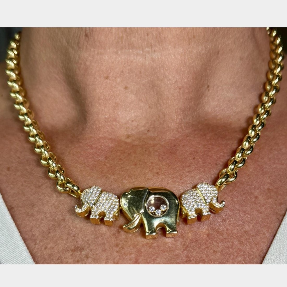 CHOPARD 18K Yellow Gold 2.25 Ct Diamond Elephant Necklace: CHOPARD 18K Yellow Gold 2.25 Ct Diamond Elephant Necklace This exquisite Chopard necklace features a charming elephant design crafted in 18K yellow gold. The piece showcases approximately 2.25 carats
