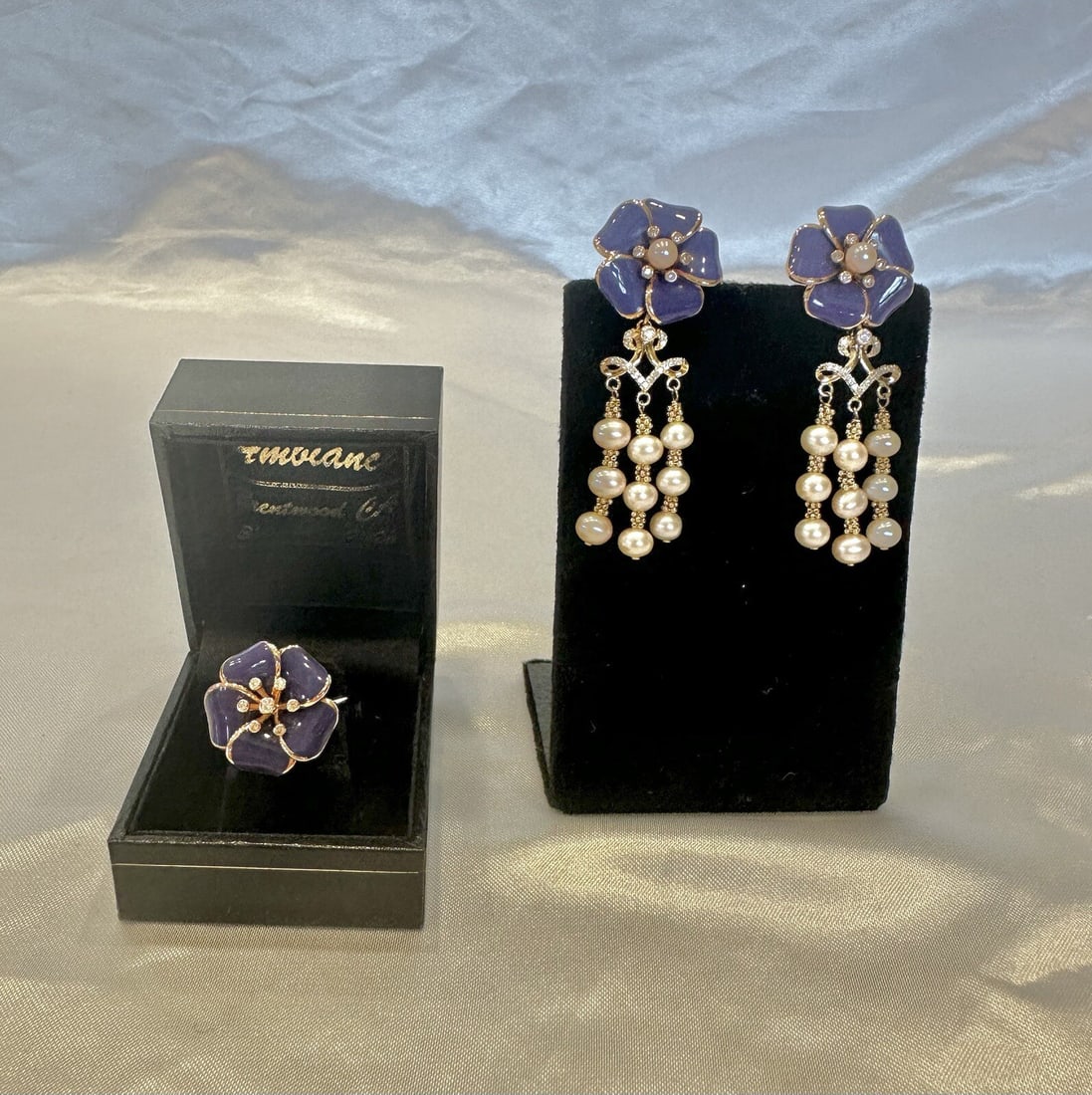 Rosato Gold Diamond Enamel Jewelry Set with Earrings and Ring: Rosato Gold Diamond Enamel Jewelry Set with Earrings and Ring Discover this stunning Italian jewelry set featuring a Rosato design, which includes an exquisite ring and a pair of earrings. The earring