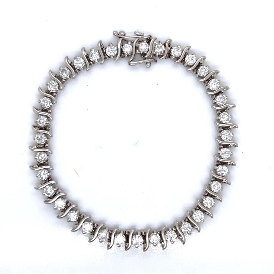 14K White Gold Diamond Tennis Bracelet 5.60 Ct 35 Stones: 14K White Gold Diamond Tennis Bracelet 5.60 Ct 35 Stones This exquisite tennis bracelet is crafted from 14K white gold and features a stunning array of 35 diamonds totaling approximately 5.60 carats.