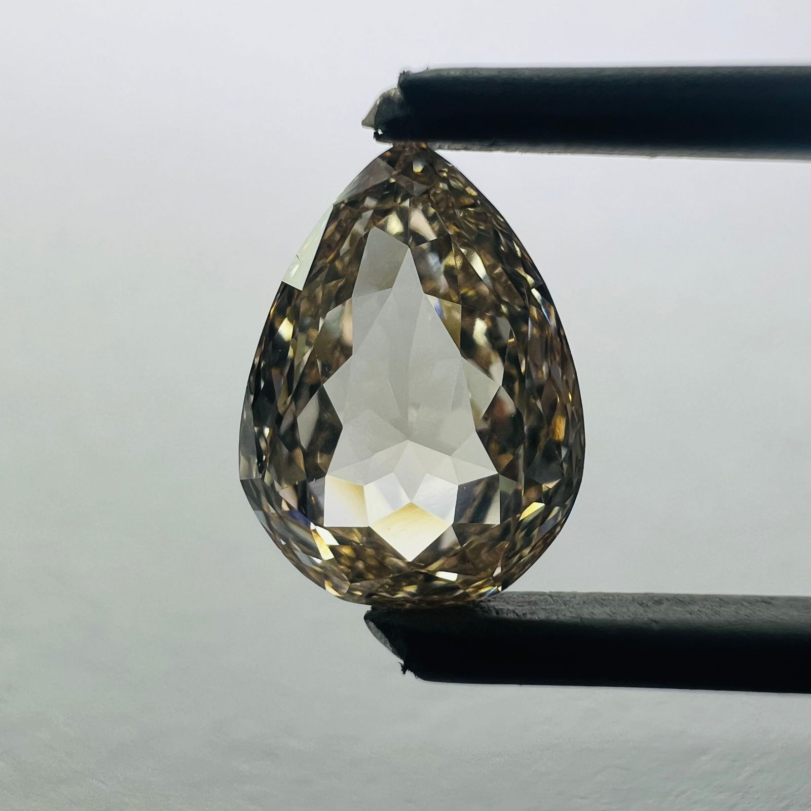 Loose Diamond - PEAR 2.1ct Orange VVS2: Loose Diamond - PEAR 2.1ct Orange VVS2 Source: This is a real non-mined Diamond that has been grown in a lab Shape: PEAR Carats: 2.1 Color: Orange Certification: NONE PLEASE NOTE: Framed, Large, or he
