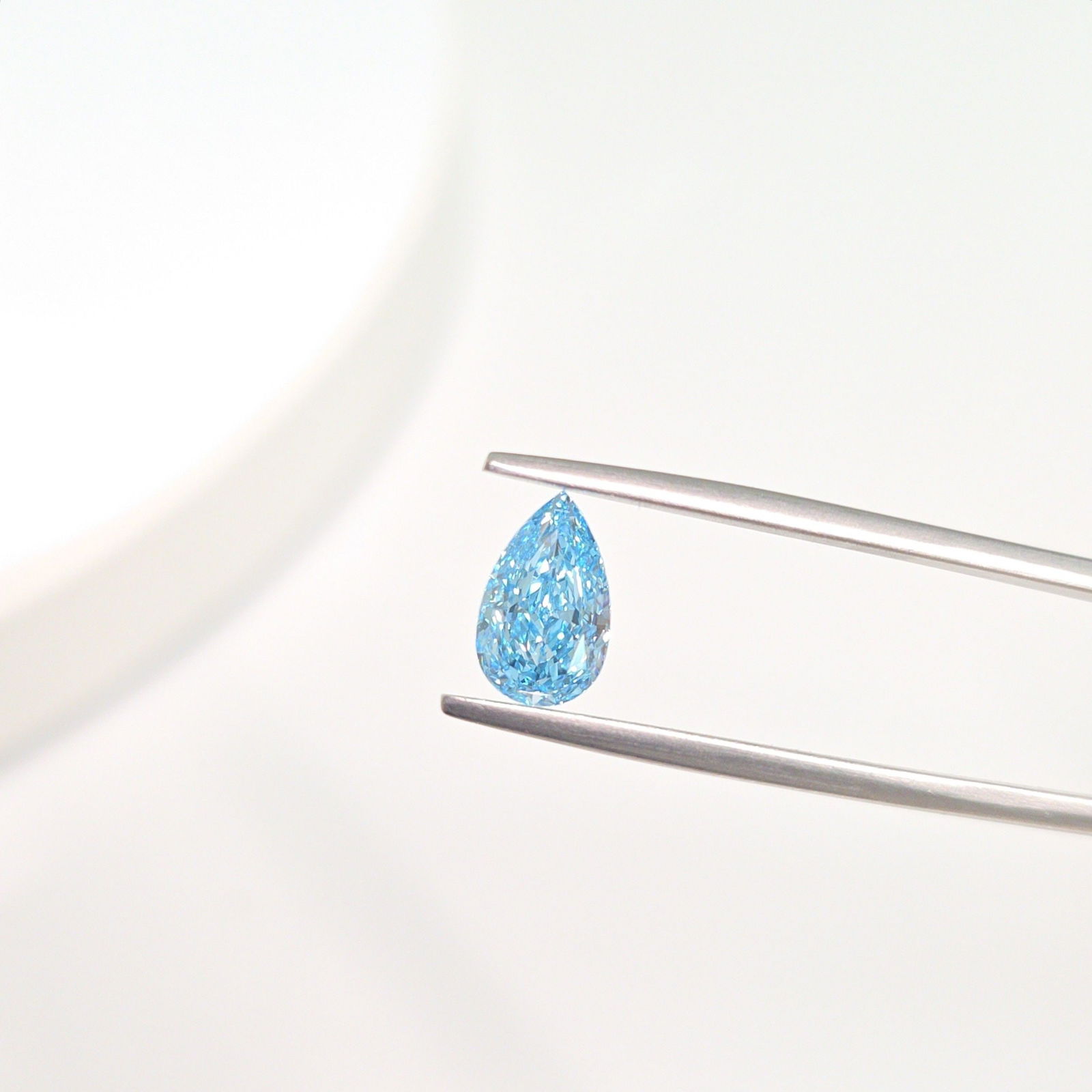 Loose Diamond - PEAR 1.18ct Fancy Vivid Blue VVS1: Loose Diamond - PEAR 1.18ct Fancy Vivid Blue VVS1 Source: This is a real non-mined Diamond that has been grown in a lab Shape: PEAR Carats: 1.18 Color: Fancy Vivid Blue Certification: IGI Video:
