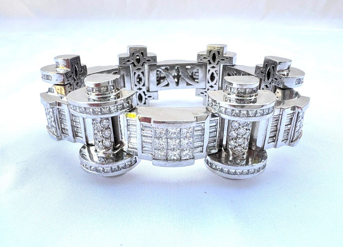 Stunning 18K White Gold Platinum Diamond Bracelet 25.50ct 8" Long: Stunning 18K White Gold Platinum Diamond Bracelet 25.50ct 8" Long This exquisite bracelet showcases a stunning combination of platinum and 18K white gold, adorned with approximately 25.50 ct of GVS di
