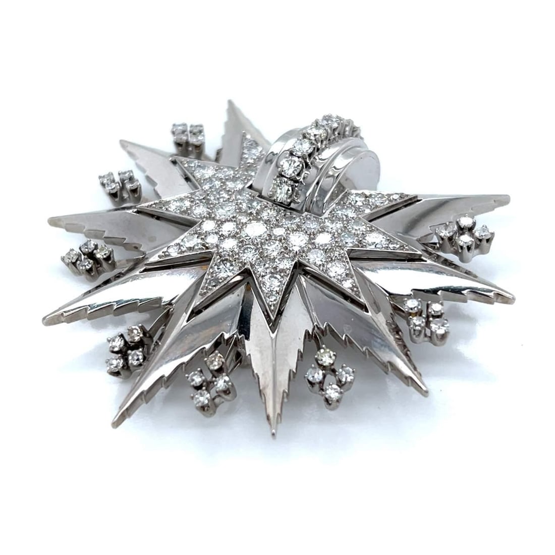 Art Deco Platinum Brooch 7.00 Ct Diamond Starburst Design: Art Deco Platinum Brooch 7.00 Ct Diamond Starburst Design This stunning Art Deco brooch features a radiant starburst design, crafted in platinum and adorned with approximately 7.00 carats of sparkling