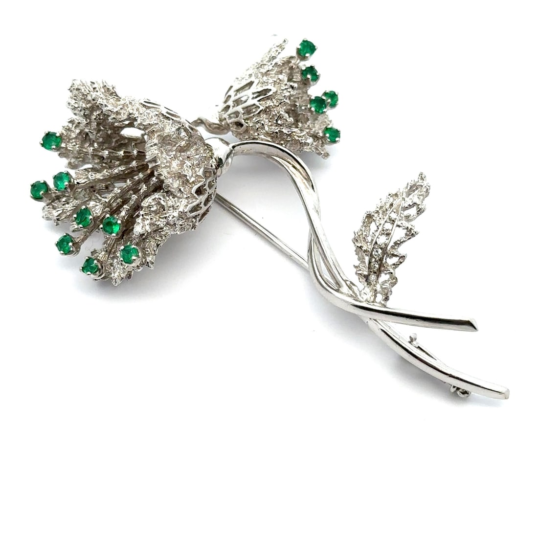 Vintage White Gold Emerald Diamond En Tremblant Flower Brooch 0.75ctw: Vintage White Gold Emerald Diamond En Tremblant Flower Brooch 0.75ctw This exquisite vintage brooch features a stunning floral design crafted from solid white gold, adorned with vibrant green emeralds