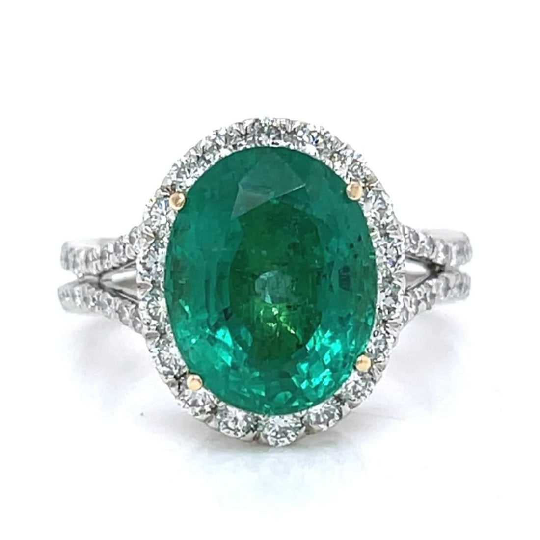 Elegant 18K White Gold Emerald 4.81 Ct and 74 Diamonds Ring: Elegant 18K White Gold Emerald 4.81 Ct and 74 Diamonds Ring This stunning 18K white gold ring features a captivating 4.81 ct emerald at its center, beautifully complemented by 74 sparkling diamonds to