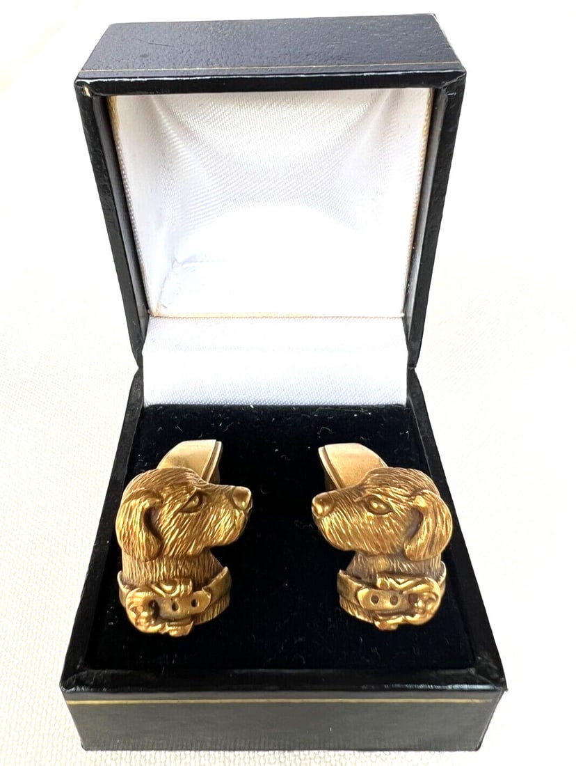 Kieselstein Cord 18K Gold Dog Cufflinks Elegant Design: Kieselstein Cord 18K Gold Dog Cufflinks Elegant Design This exquisite pair of 18K yellow gold dog cufflinks by Kieselstein-Cord showcases exceptional craftsmanship and detail. Weighing 19.30 grams, ea