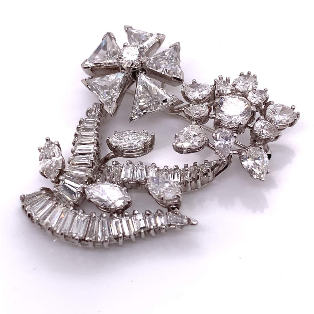 Stunning Art Deco Diamond Pin 12.25 Ct Platinum E-F VVS-VS: Stunning Art Deco Diamond Pin 12.25 Ct Platinum E-F VVS-VS This exquisite Art Deco diamond pin showcases a stunning total weight of approximately 12.25 carats of diamonds, featuring a color grade of E