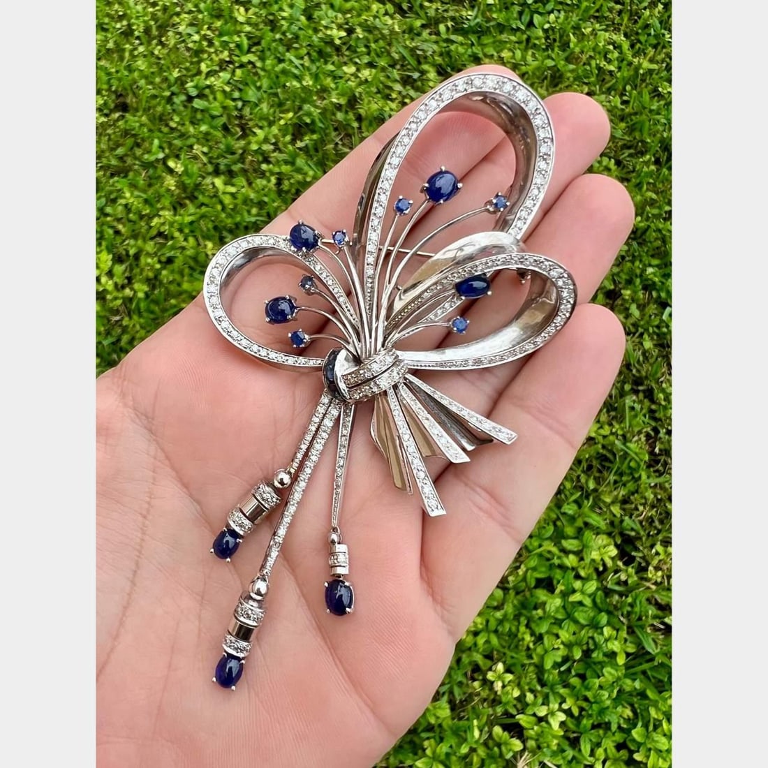 Vintage 18K White Gold Diamond Sapphire Brooch 3.25 Ct: Vintage 18K White Gold Diamond Sapphire Brooch 3.25 Ct This stunning Retro brooch is crafted in 18K white gold and features a captivating design adorned with approximately 160 diamonds and 17 sapphire