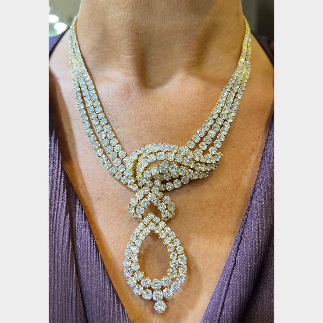 Gerard French 18K Yellow Gold Necklace 447 Diamonds 107 Ct D-F VVS-VS: Gerard French 18K Yellow Gold Necklace 447 Diamonds 107 Ct D-F VVS-VS This exquisite necklace showcases the brilliance of 447 diamonds with a total weight of approximately 107.00 carats, set in luxuri