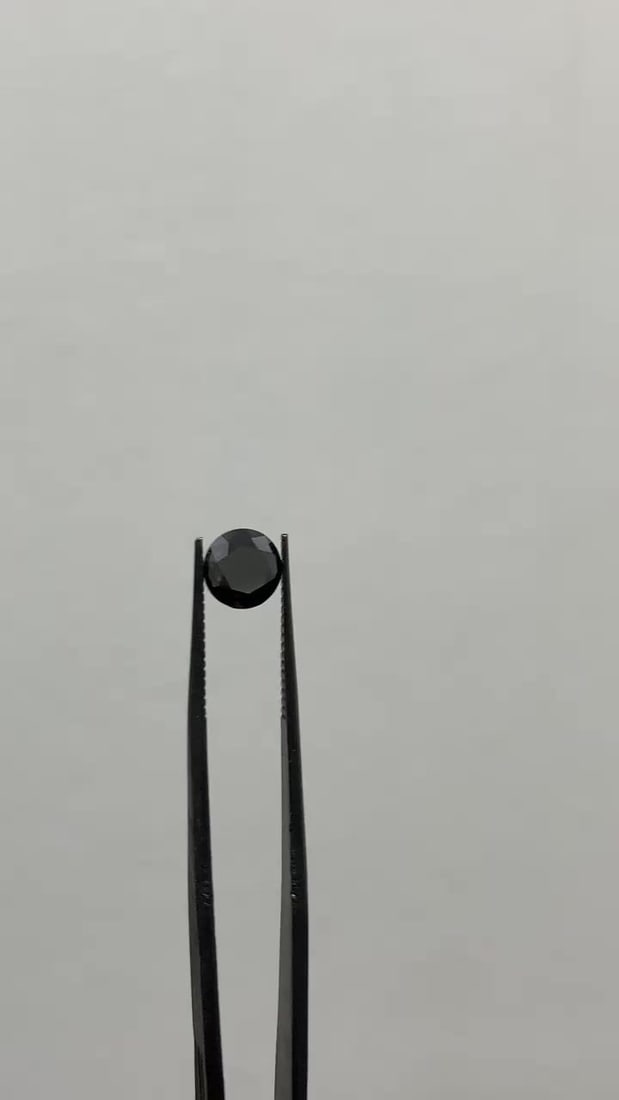 Loose Diamond - ROUND 1.65ct Fancy Black VVS2: Loose Diamond - ROUND 1.65ct Fancy Black VVS2 Source: Natural Shape: ROUND Carats: 1.65 Color: Fancy Black Certification: GIA Video: