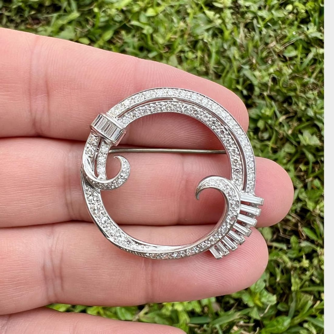 Art Deco Platinum Brooch 3.00 Ct Diamonds F-G VVS-VS: Art Deco Platinum Brooch 3.00 Ct Diamonds F-G VVS-VS This exquisite Art Deco brooch features a stunning design crafted in platinum, weighing 11.6 grams. It is adorned with 88 diamonds that collectivel