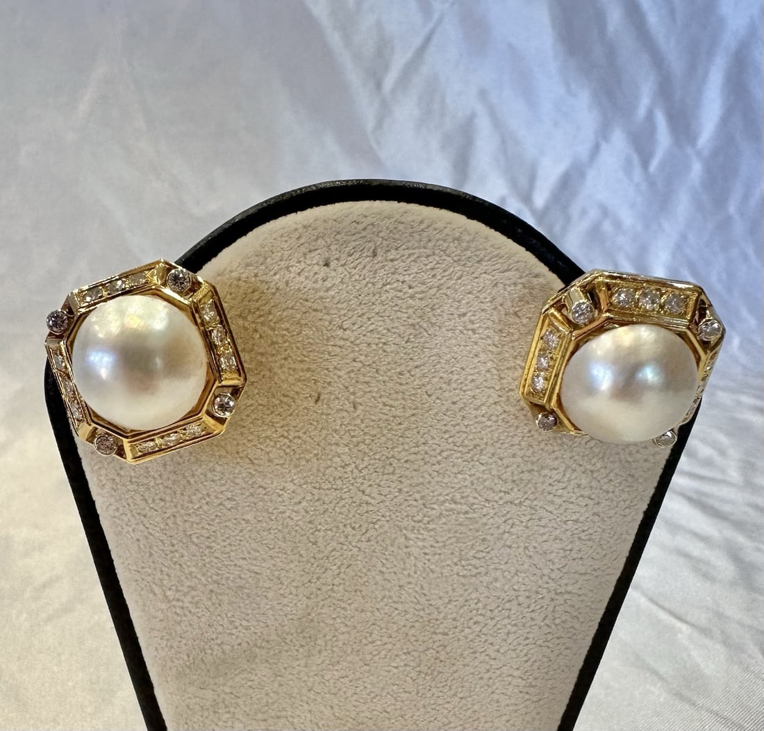 NIVA 18K Yellow Gold Diamond Mabe Pearl Cuff Earrings 1.20ct: NIVA 18K Yellow Gold Diamond Mabe Pearl Cuff Earrings 1.20ct This exquisite pair of earrings features a stunning combination of 18K yellow gold, diamonds, and Mabe pearls. Designed in a cuff style, th