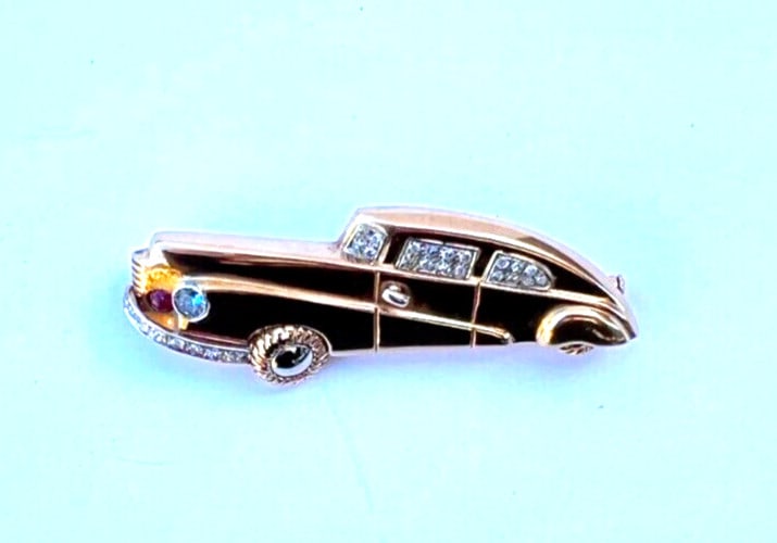 Vintage Art Deco 18K Rose Gold Diamond Ruby Blue Topaz Car Brooch: Vintage Art Deco 18K Rose Gold Diamond Ruby Blue Topaz Car Brooch This exquisite Art Deco brooch showcases a vintage design featuring an old car, likely reminiscent of a 'Bugatti'. Crafted from 18K ro