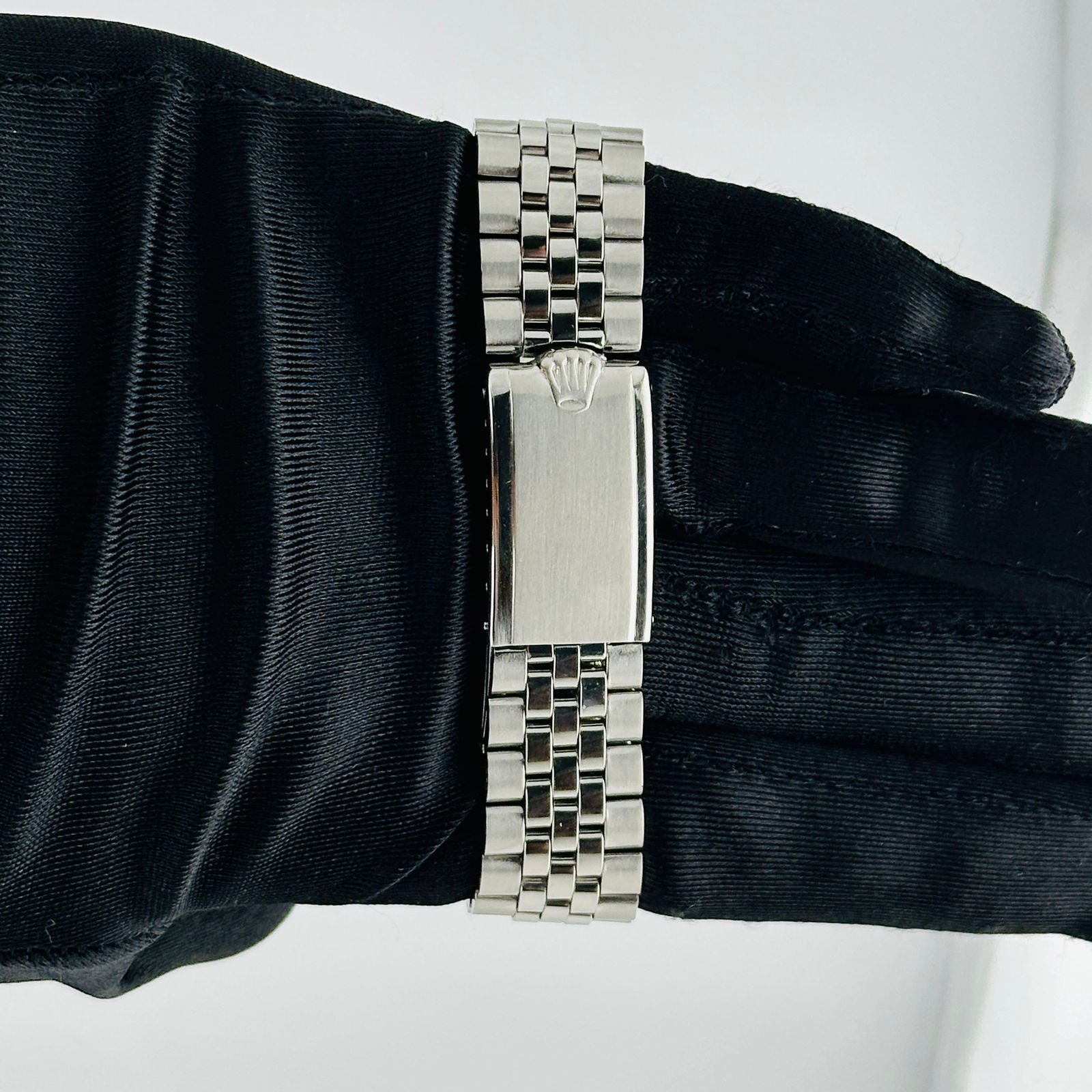 Datejust Ref 1601 Silver Linen Dial Wristwatch with Jubilee Bracelet: Datejust Ref 1601 Silver Linen Dial Wristwatch with Jubilee Bracelet This Rolex Datejust features a silver linen dial complemented by a fluted bezel and is paired with a Jubilee bracelet. Designed for