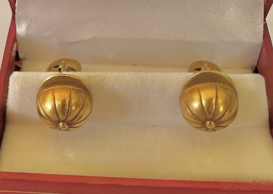 Kieselstein-Cord 18K Yellow Gold Jockey Cap Cufflinks: Kieselstein-Cord 18K Yellow Gold Jockey Cap Cufflinks Discover the exquisite craftsmanship of this magnificent pair of 18k yellow gold cufflinks by Kieselstein-Cord, designed in the shape of jockey ca