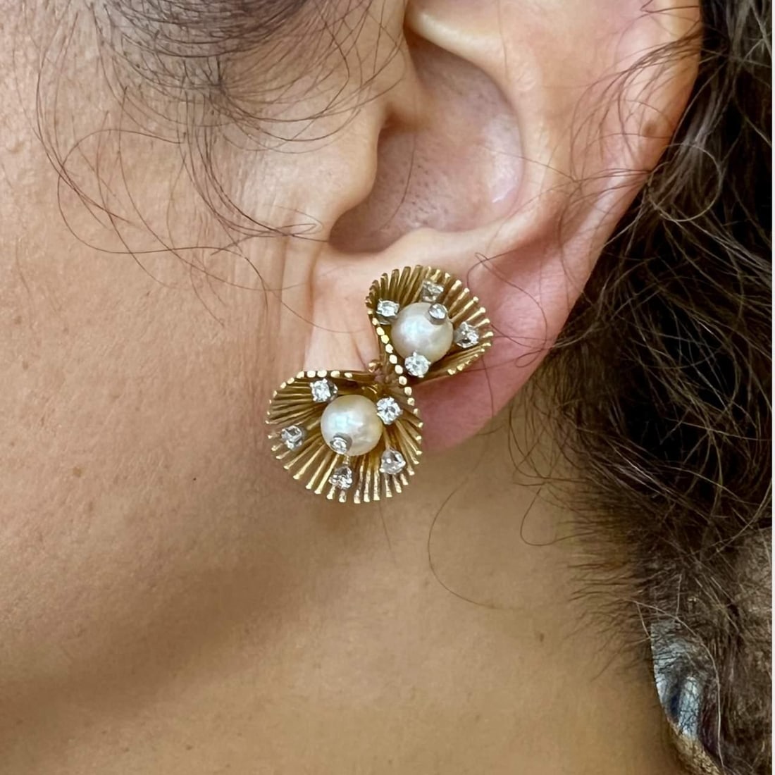 Vintage 18K Yellow Gold Pearl Diamond Earrings 1 inch: Vintage 18K Yellow Gold Pearl Diamond Earrings 1 inch These stunning Retro earrings feature a luxurious design crafted in 18K yellow gold. They are adorned with four exquisite cultured pearls and 22 s