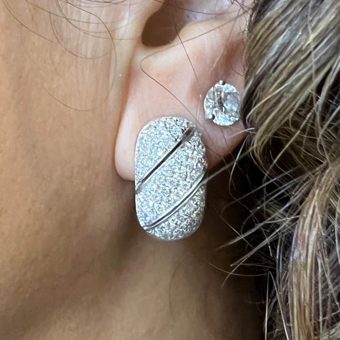 Elegant 18K White Gold Huggie Earrings with 168 Diamonds: Elegant 18K White Gold Huggie Earrings with 168 Diamonds These exquisite 18K White Gold Huggie Earrings are both elegant and eye-catching. They feature a stunning total of 168 diamonds, boasting an ap