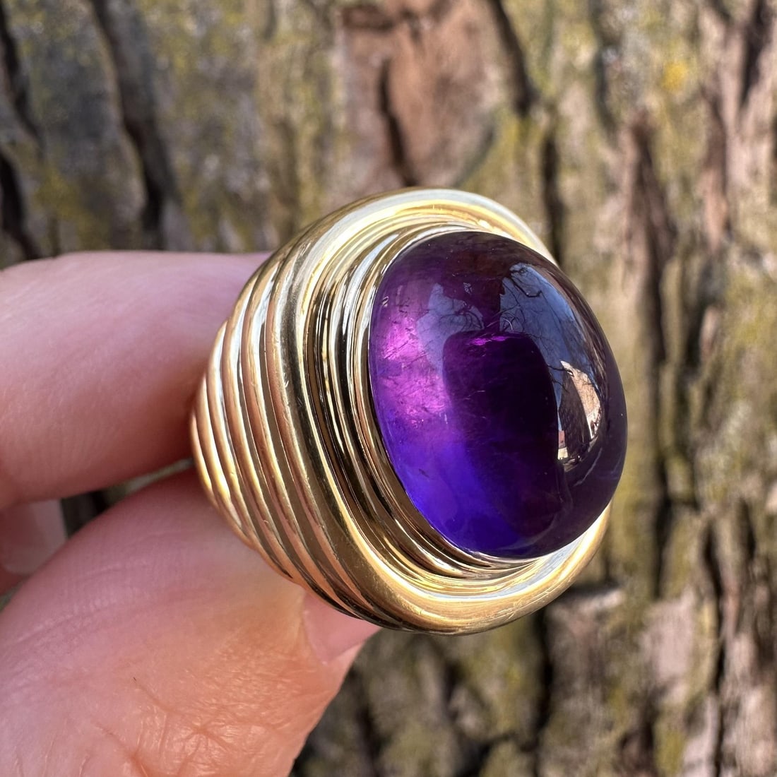 Modernist 18k Yellow Gold Ring with Oval Cabochon Amethyst Solitaire Vintage: Modernist 18k Yellow Gold Ring with Oval Cabochon Amethyst Solitaire Vintage This vintage ring features a striking oval cabochon-cut natural amethyst solitaire, set in solid 18k yellow gold with a whi