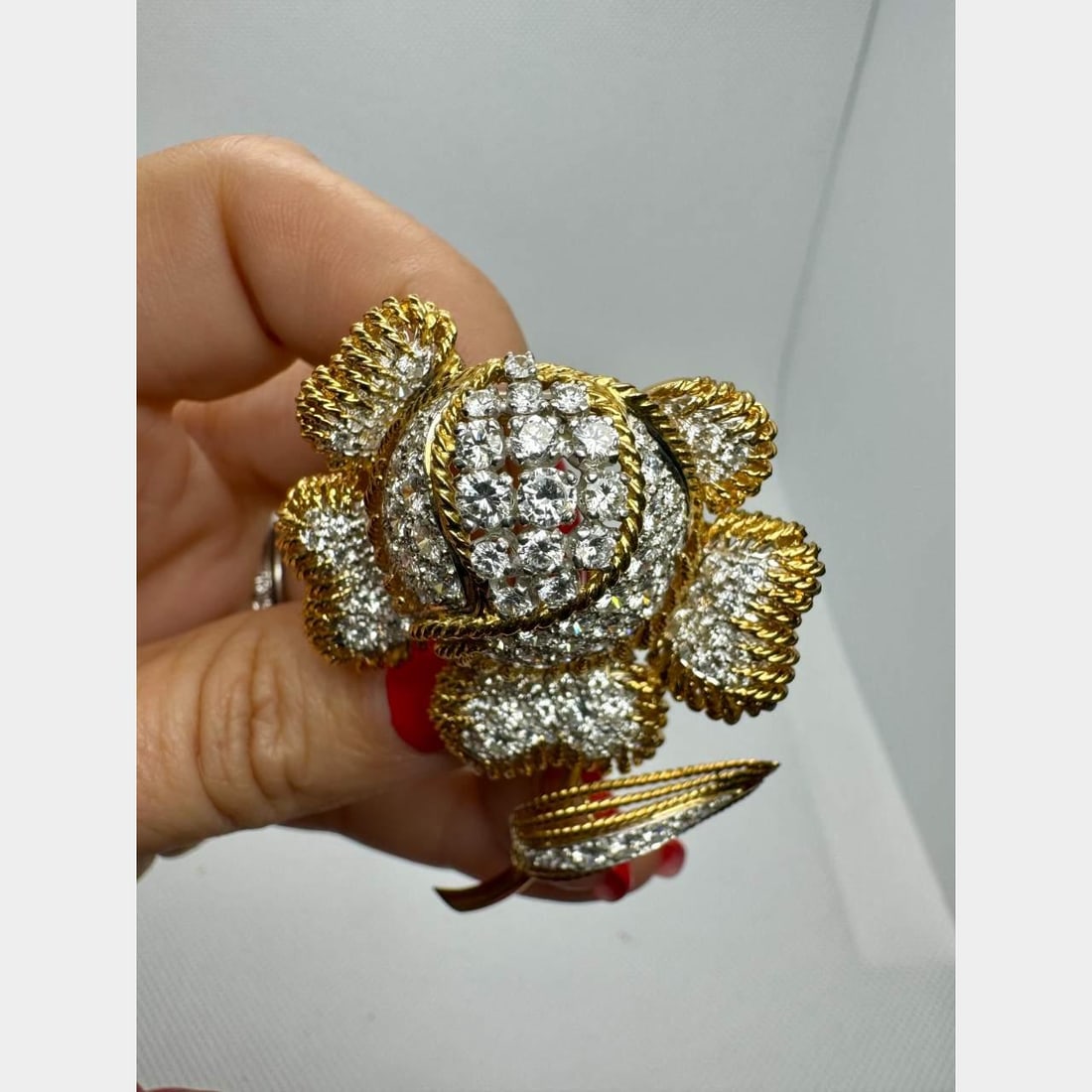 18K Yellow Gold Platinum 9.40 Ct Diamond Flower Brooch 135 Diamonds: 18K Yellow Gold Platinum 9.40 Ct Diamond Flower Brooch 135 Diamonds This stunning flower brooch is crafted from 18K yellow gold and platinum, featuring a total of 135 diamonds that weigh approximately