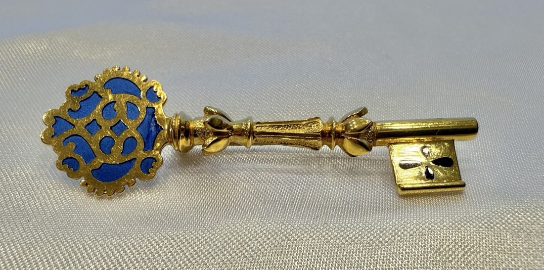 Mikimoto 18K Yellow Gold Enameled Key Pendant Brooch: Mikimoto 18K Yellow Gold Enameled Key Pendant Brooch This exquisite Mikimoto brooch features a stunning 18k enameled gold key design, showcasing exceptional detail and craftsmanship. Made of yellow go