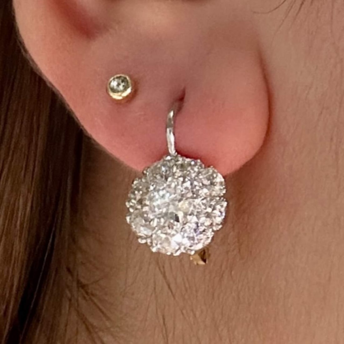 Elegant 18K Yellow Gold Platinum Diamond Earrings 2.70 Ct: Elegant 18K Yellow Gold Platinum Diamond Earrings 2.70 Ct Stunning 18K Yellow Gold and Platinum earrings featuring a total diamond weight of approximately 2.70 carats. These exquisite earrings are set