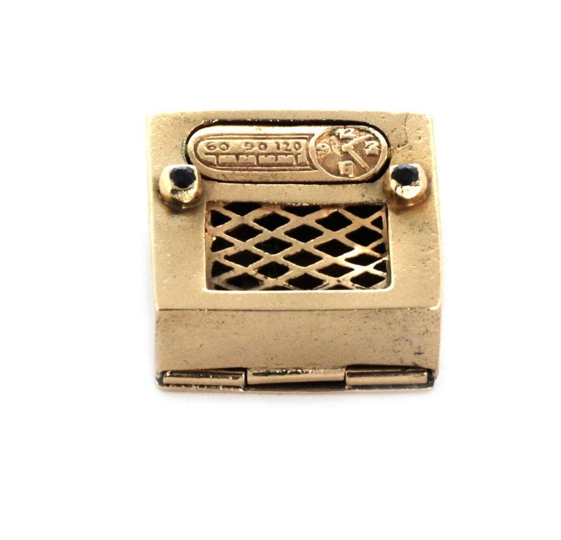 Vintage Music Box 14k Yellow Gold with Sapphire Gemstones: Vintage Music Box 14k Yellow Gold with Sapphire Gemstones Discover this exquisite vintage music box, beautifully crafted from 14k yellow gold and adorned with two bezel-set blue sapphire gemstones. Pl