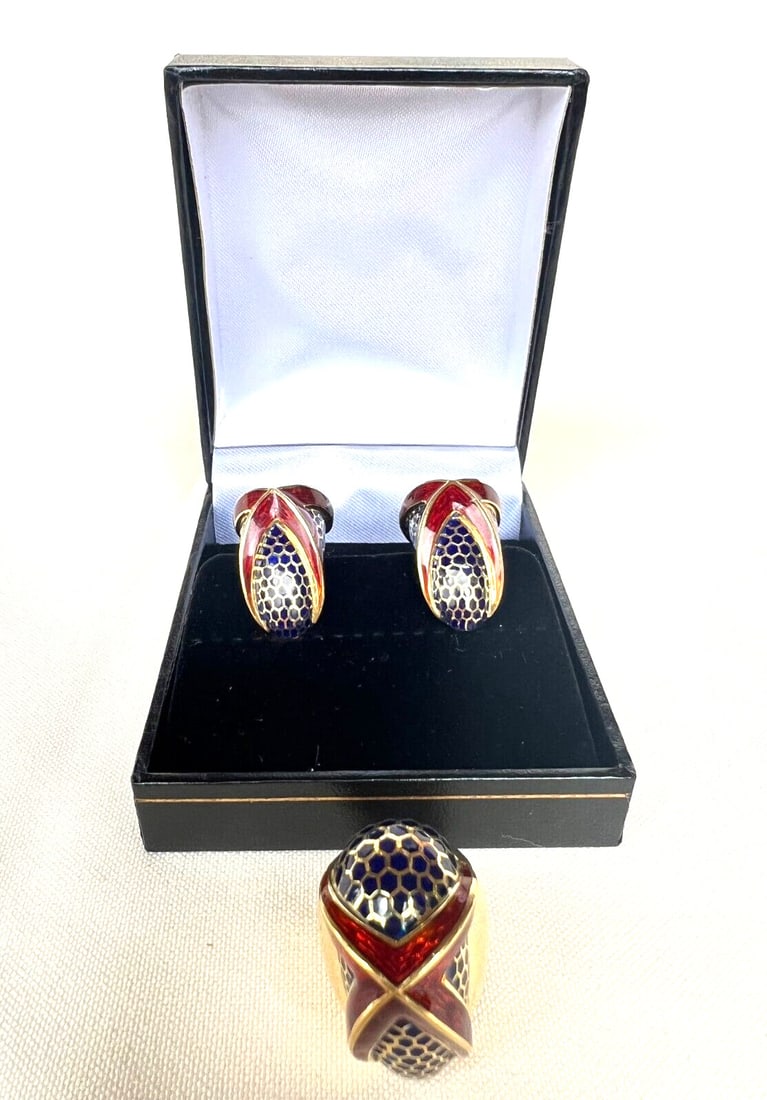 MAVITO 18K Gold Enamel Jewelry Set Ring and Earrings: MAVITO 18K Gold Enamel Jewelry Set Ring and Earrings This exquisite MAVITO jewelry set features a stunning 18K yellow gold ring and a matching pair of earrings, beautifully adorned with vibrant red an