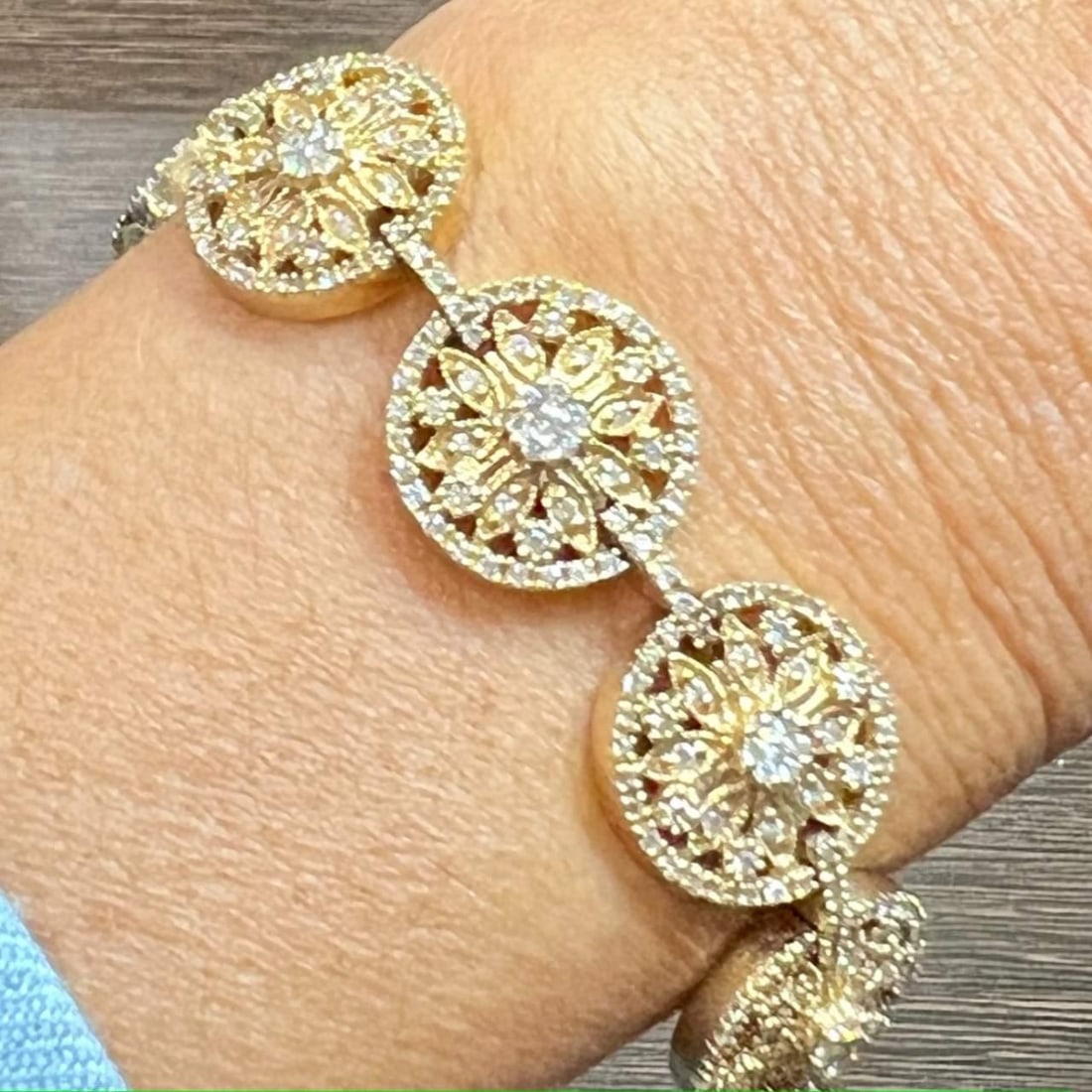 14K Yellow Gold Diamond Bracelet 540 Diamonds 4.05 Ct F-H VS1-SI2: 14K Yellow Gold Diamond Bracelet 540 Diamonds 4.05 Ct F-H VS1-SI2 This stunning 14K Yellow Gold Diamond Bracelet elegantly showcases a total of 540 diamonds with an approximate weight of 4.05 Ct. The