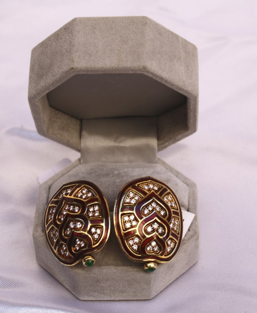 Judith Leiber 18K Gold Enamel Diamond Emerald Earrings Signed: Judith Leiber 18K Gold Enamel Diamond Emerald Earrings Signed Discover the allure of these exquisite Judith Leiber earrings, crafted from 18k gold and adorned with vibrant enamel, shimmering diamonds,