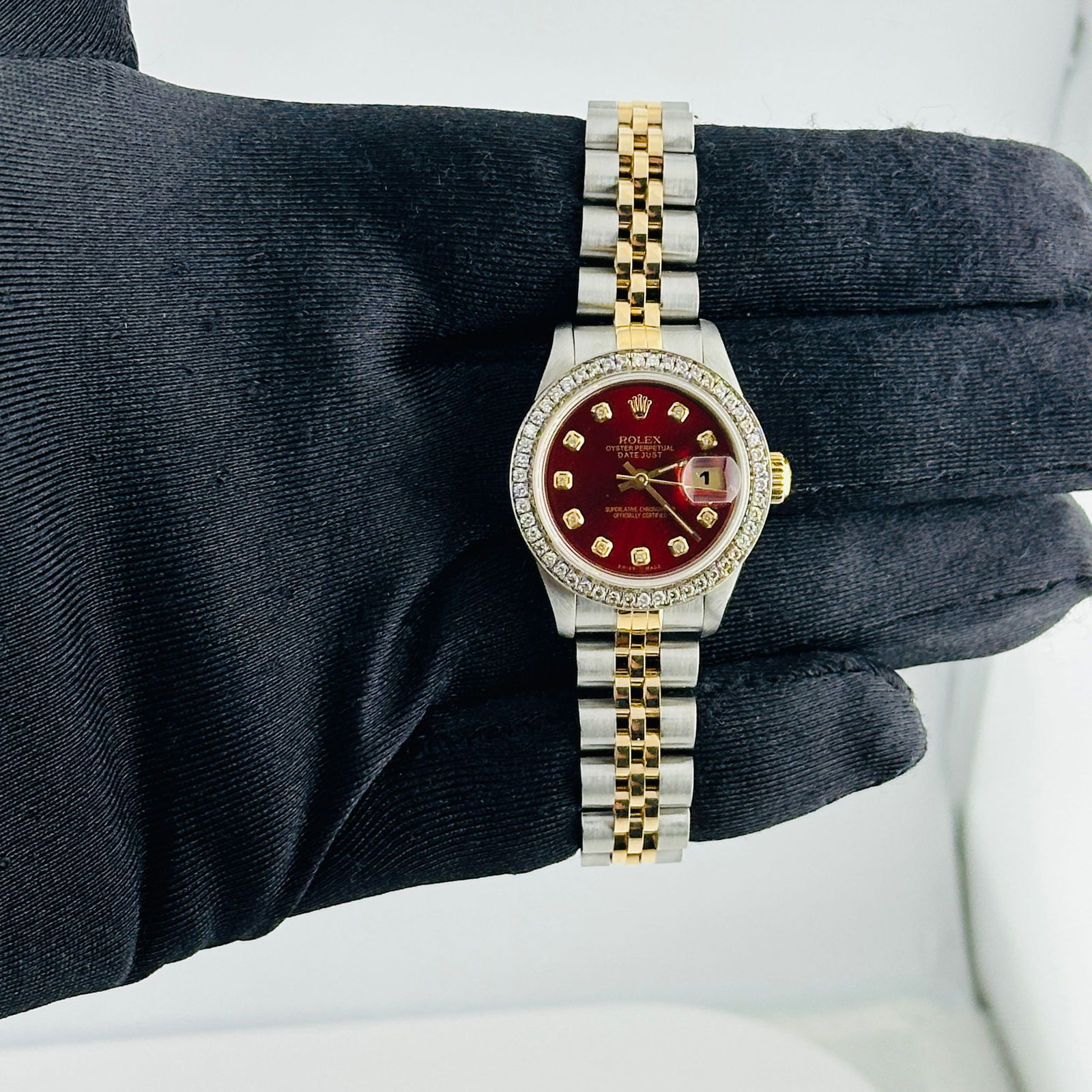 Ladies Datejust Ref 69173 Red Diamond Dial D-Link Jubilee Bracelet: Ladies Datejust Ref 69173 Red Diamond Dial D-Link Jubilee Bracelet This Rolex Datejust features an Aftermarket red diamond dial and a D-Link Jubilee bracelet, designed for ladies. The bezel is adorned
