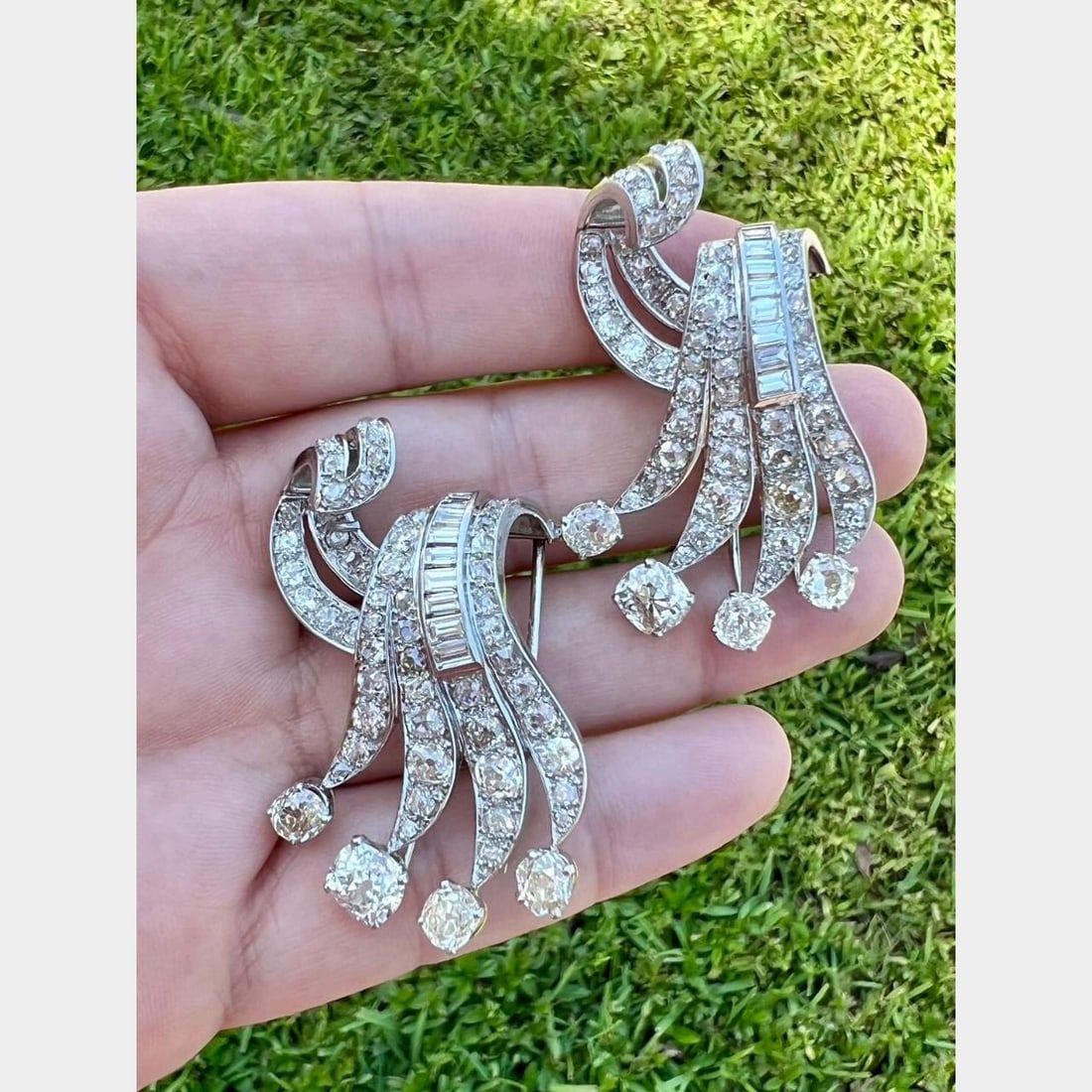 Art Deco Platinum Diamond Clips 21.20 Ct with Old Mine and Baguette Diamonds: Art Deco Platinum Diamond Clips 21.20 Ct with Old Mine and Baguette Diamonds This exquisite pair of Art Deco clips/brooches showcases a stunning design crafted in platinum. Weighing a total of 35.5 gr
