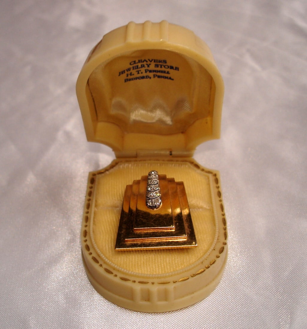 French Art Deco 18K Yellow Gold Platinum Diamond Brooch: French Art Deco 18K Yellow Gold Platinum Diamond Brooch Discover the elegance of this stunning French Art Deco brooch, expertly crafted from 18K yellow gold and platinum, adorned with sparkling diamon