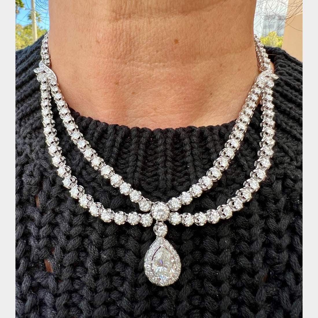 18K White Gold Diamond Necklace 22.80 Ct with Pear-Shaped Center: 18K White Gold Diamond Necklace 22.80 Ct with Pear-Shaped Center This stunning 18K White Gold Necklace features a remarkable total diamond weight of 22.80 carats. The centerpiece is an exquisite appro