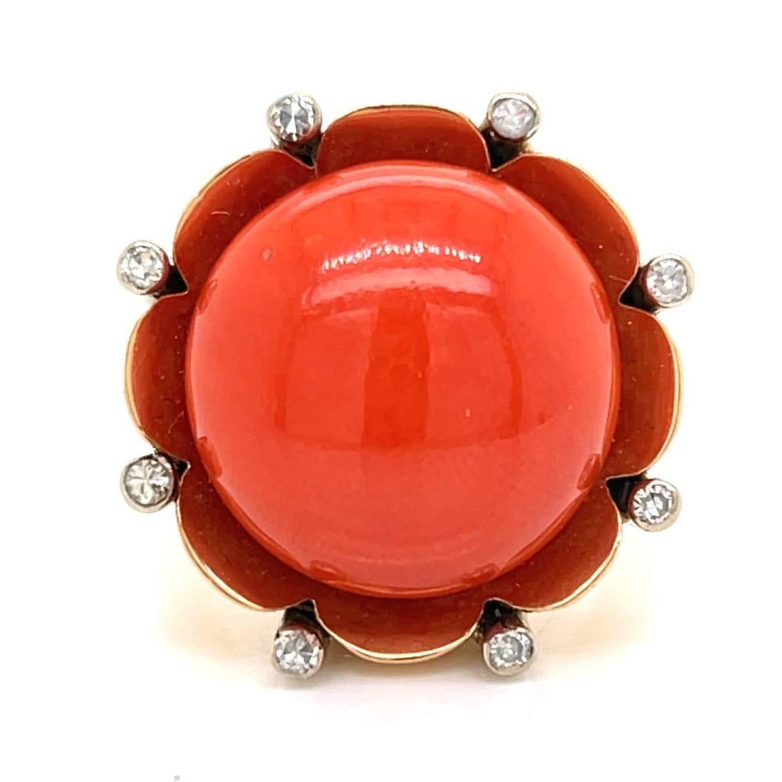 Vintage 18K Yellow Gold Coral and Diamond Ring with 8 Diamonds: Vintage 18K Yellow Gold Coral and Diamond Ring with 8 Diamonds This exquisite Retro Coral & Diamond Ring features a stunning combination of 18K yellow gold, vibrant coral, and sparkling diamonds. The