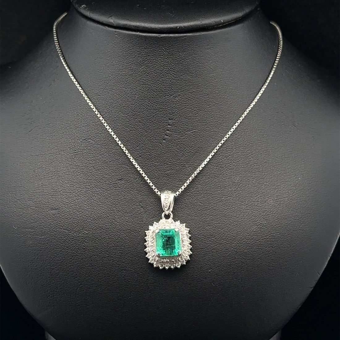 Vintage Platinum Adjustable Necklace 2.32ct Colombian Emerald Diamond Pendant: Vintage Platinum Adjustable Necklace 2.32ct Colombian Emerald Diamond Pendant Elevate your jewelry collection with this exquisite vintage pendant necklace, featuring a stunning 2.32ct Colombian emeral